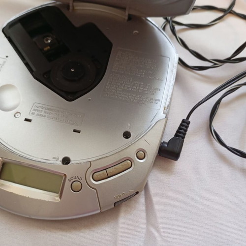 Sony MP3 CD Walkman D-CJ501 used with original charger and in-ear headphones