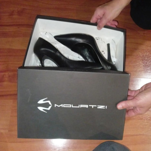 Mourtzi pumps like new, black leather size 37