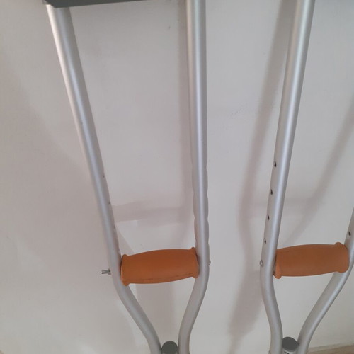 Aluminum Adjustable Crutches like new, height 1.37m-1.57m, pair