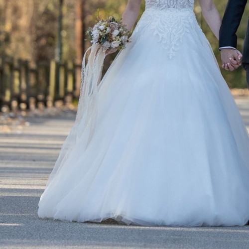 Wedding dress A-line with veil and petticoat, like new, size S