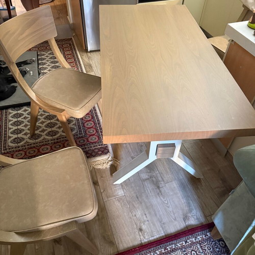 Dining table with 5 chairs like new