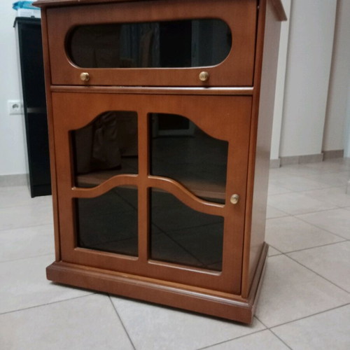 TV cabinet like new with wheels and glass doors
