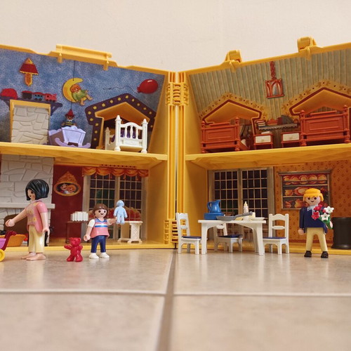 Playmobil 5763 Dollhouse with Carry Handle like new