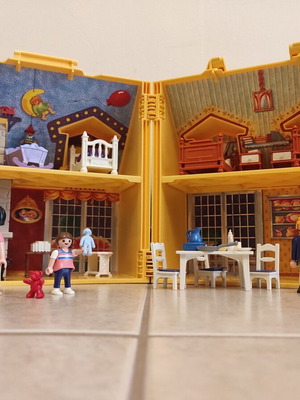 Playmobil 5763 Dollhouse with Carry Handle like new