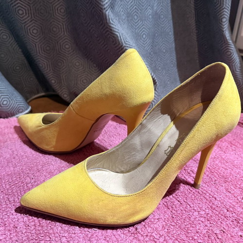 Yellow pumps like new, size 37