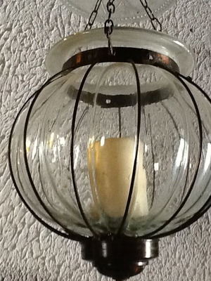 Kandilieri metal and blown glass like new, hanging ceiling light