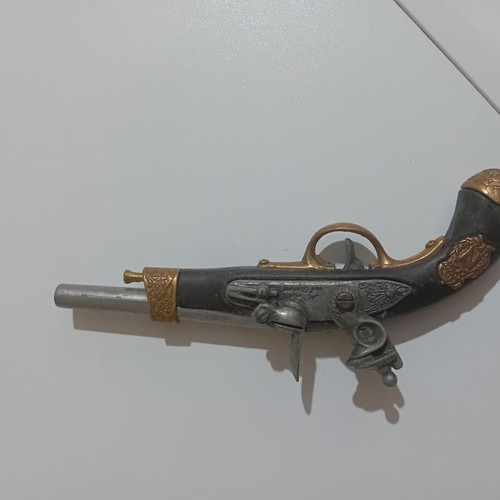 Napoleon pistol miniature like new, wood and metal