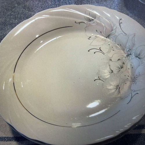 Provence dinner plates set of 6 like new, white with floral design