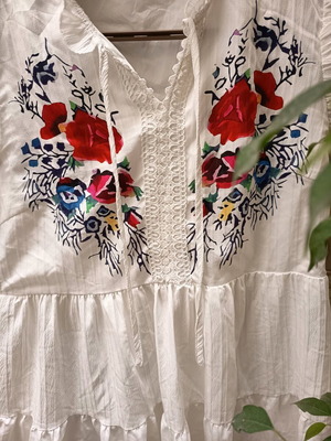 Shein dress xl white like new with embroidery