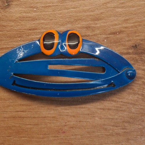 Children's hair clip frog design metal like new, blue