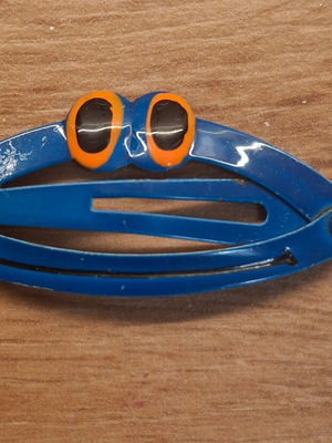Children's hair clip frog design metal like new, blue
