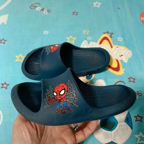 Spiderman slippers used, size 29, blue for boys