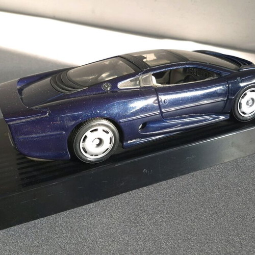 Maisto Jaguar XJ220 (1992) used blue 1/18 scale model
