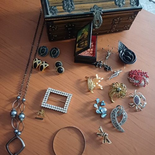 Vintage jewelry set with metal chest, like new