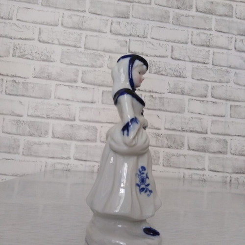 Vintage porcelain girl figurine like new