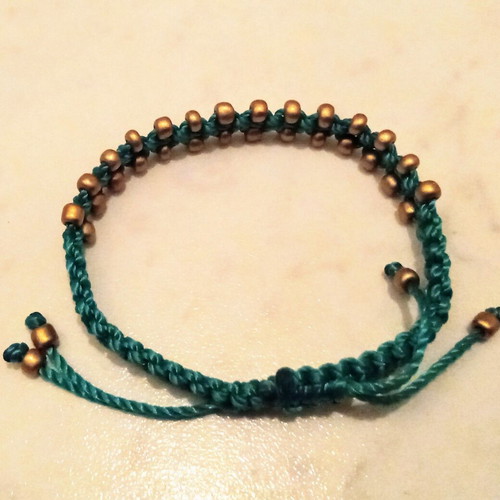Handmade bracelet like new, green with gold beads 17 cm