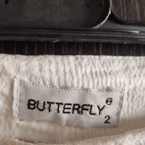 Butterfly Crop Pants (Capri) White with Embossed Animal Print Like New