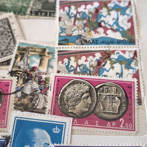Collectible stamps from around the world like new, over 500 with albums and box