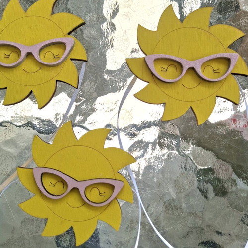 Wooden suns like new, set of 3, with magnet and ribbons