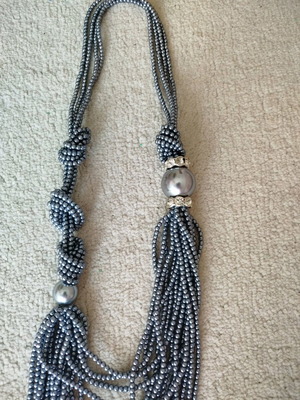 Μακρύ εντυπωσιακό κολιέ σαν καινούργιο, γκρι πέρλες και στρας