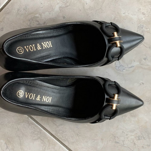 Black and gold pumps size 37 like new