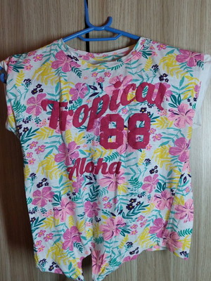 Children's unique T-shirt like new for 8/9 years multicolored