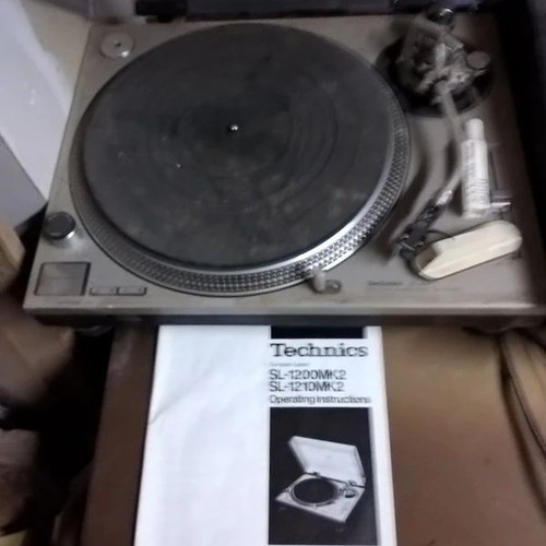Technics SL-1200MK2 set used with Inkel mixer and professional speakers