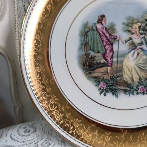 Decorative plate vintage style Fragonard romantic scene gold gilt rim like new 29.5 cm
