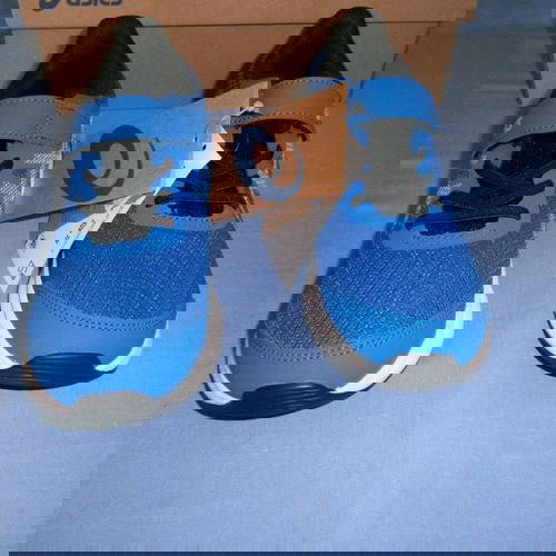 Παπούτσια Asics No 33 στο κουτί τους, καινούργια