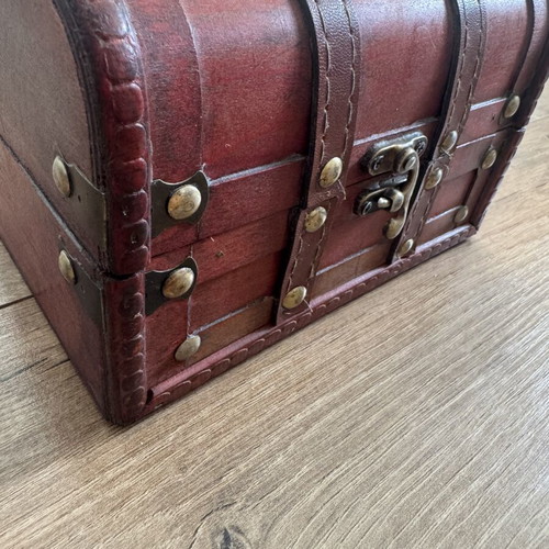 Vintage treasure chest wooden, like new