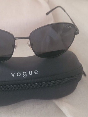 Vogue γυαλιά ηλίου με μεταλλικό σκελετό σε μαύρο