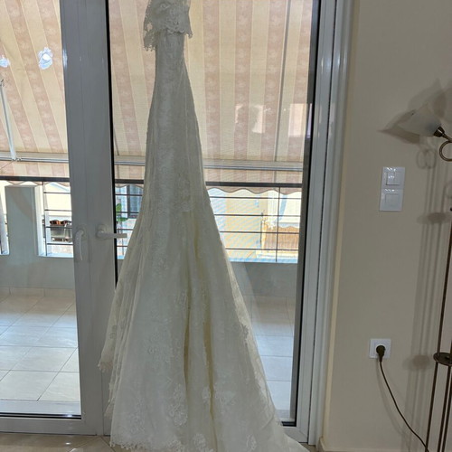 Pronovia wedding dress like new with detachable bouquet