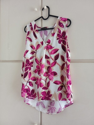 Floral top like new, small size, multicolor