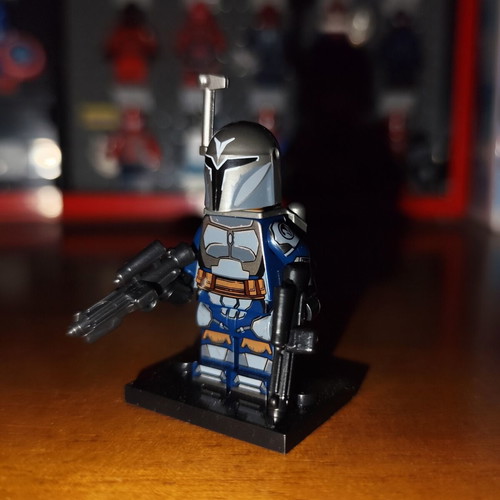 Death Watch Mandalorian (V1) minifigure with accessories
