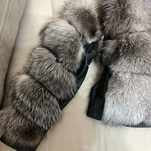 Women's Silver Fox Fur Jacket new with removable sleeves