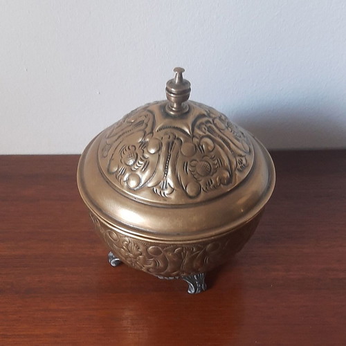 Brass fontaniera with lid