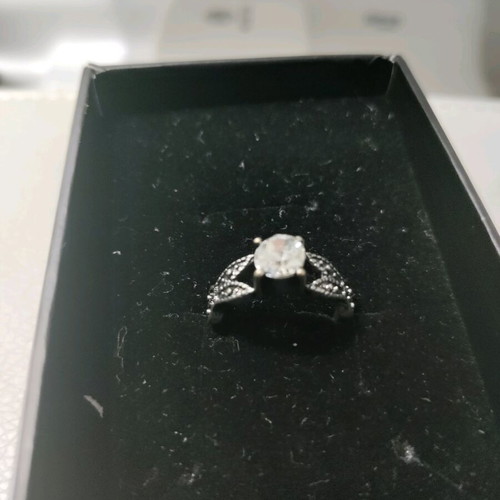 Silver solitaire ring like new, diameter 1.6