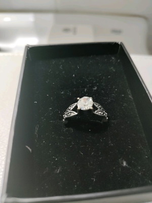 Silver solitaire ring like new, diameter 1.6