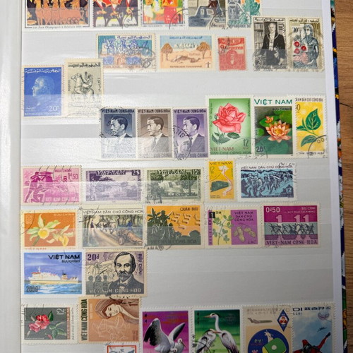 Stamp albums like new, set of 2 with worldwide stamps