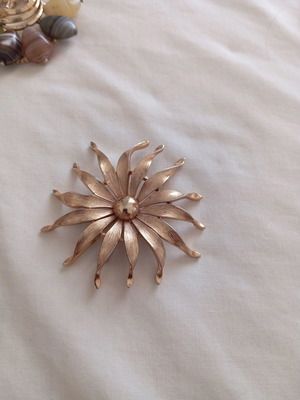 Trifari vintage pin like new