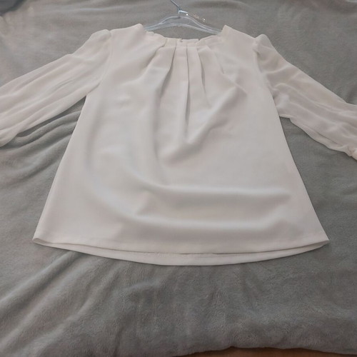 White Joymiss blouse like new with sheer sleeves and pleats