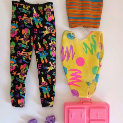 Vintage Barbie clothing set like new with accessories