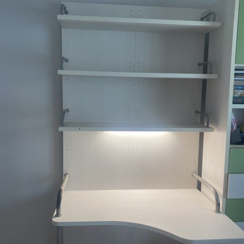 Workstation desk with metal frame and 3 shelves, refurbished