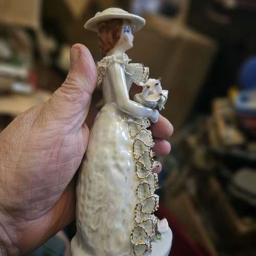Porcelain bibelot Atelier Nofc used with garland motifs
