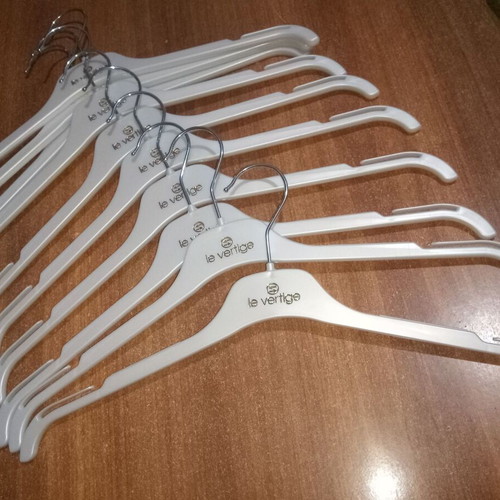 Store clothing hangers like new, pack of 14, white pearl