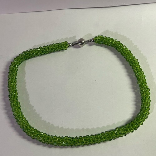Necklace with perfect green color and magnetic clasp like new