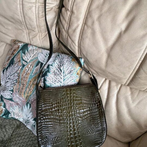 Leather crossbody bag croco print like new, dark green