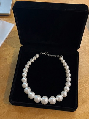 Faux Pearl Necklace new, elegant graduated design