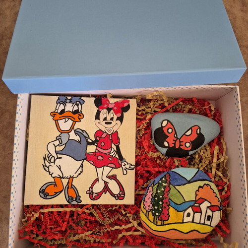 Giftbox with Minnie Mouse and Daisy Duck, 2 stones and 1 card