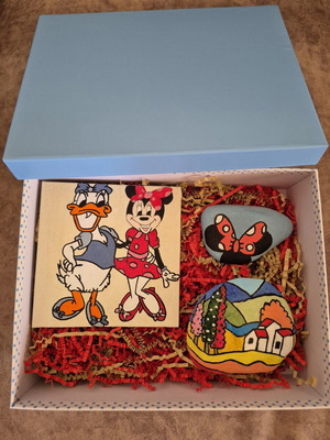 Giftbox with Minnie Mouse and Daisy Duck, 2 stones and 1 card
